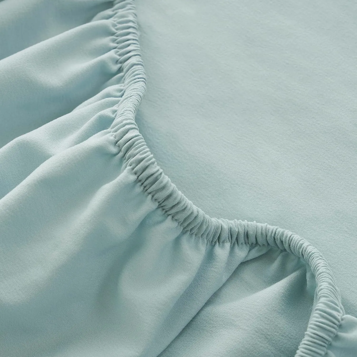 UGG Devon Luxury Sheet Set - Ultra-Soft Prewashed Comfort, 3 or 4-Piece Bedding Set with Flat Sheet, Fitted Sheet, and Pillowcases - Cozy and Breathable for Ultimate Relaxation (Sky Gray, Twin)
